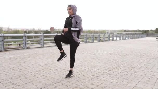 Mutlu Müslüman Bayan Sporcu Vücudunu Isıtıyor — Stok video