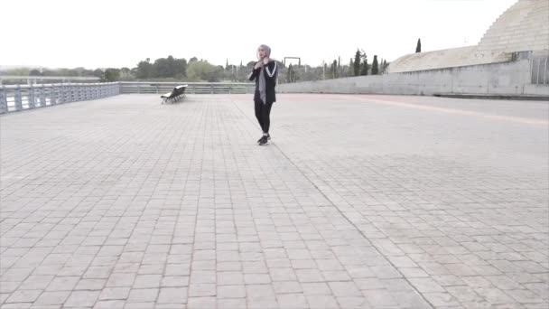 公園で走っているヒジャブスポーツウーマンとイスラム教徒の女性 — ストック動画