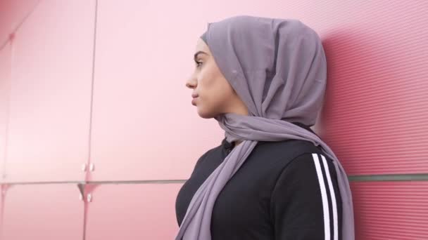 Muslimka Hidžábem Sobě Sportovní Oblečení — Stock video