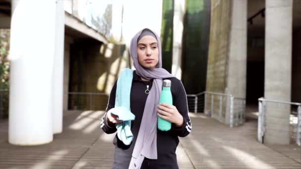 Moslim Vrouw Hijab Dragen Sportkleding Rusten Drinkt Water Droogt Met — Stockvideo