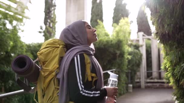 Femme Musulmane Hijab Avec Sac Dos Voyage Dans Nature — Video