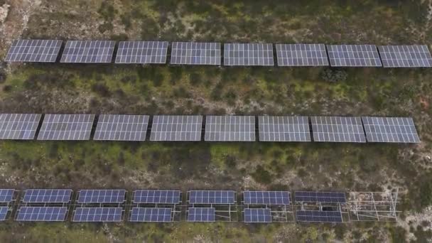 Günbatımında Temiz Elektrik Enerjisi Üretmek Için Birçok Sıra Güneş Fotovoltaik — Stok video