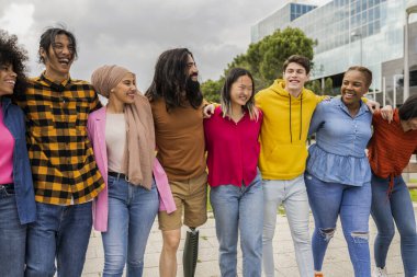 Çeşitli arkadaşlar hafta sonları dışarıda eğleniyorlar. Özgürlük, eşitlik ve çeşitlilik.