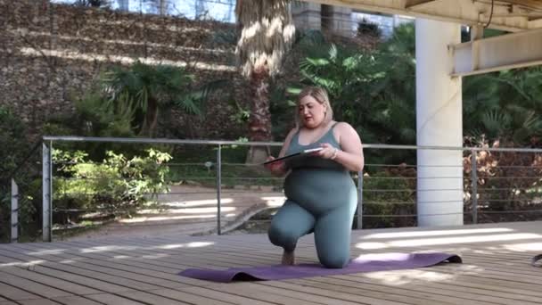 온라인 클래스 자습서를 노트북을 공원에서 운동을 스트레칭 매력적인 건강한 라이프 — 비디오