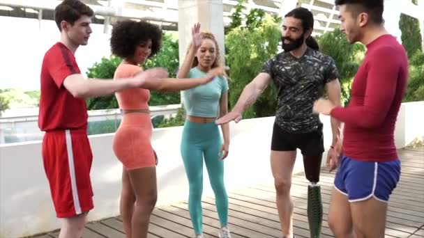Spor Müsabakasında Çok Irklı Sporcular Birbirini Selamlıyor Protezi Kesilmiş Bacağı — Stok video