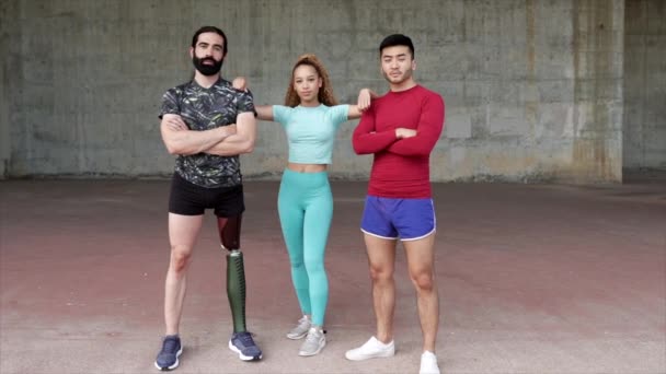 Tres Atletas Multirraciales Mujer Camina Hacia Adelante Muestra Sus Brazos — Vídeo de stock