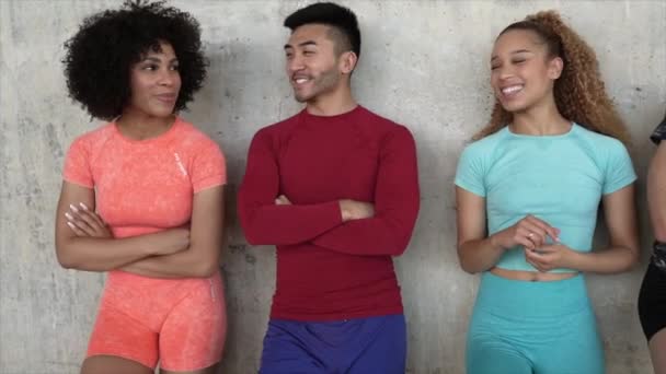 Τέσσερις Πολυφυλετικοί Φίλοι Αθλητικά Ρούχα Κουβεντιάζοντας Πριν Την Προπόνηση — Αρχείο Βίντεο