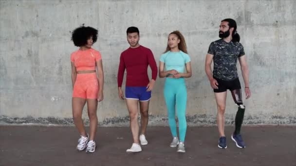 Groep Van Multiraciale Vrienden Sportkleding Beginnen Hun Training Buiten — Stockvideo