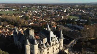 Güzel bir Fransız şatosu drone manzarası