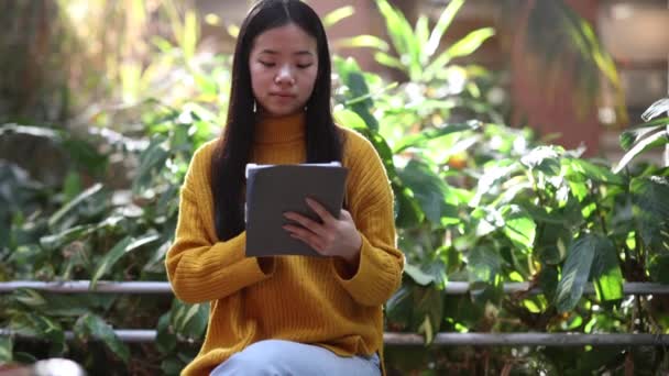 Csinos Ázsiai Parkban Digitális Tabletta — Stock videók