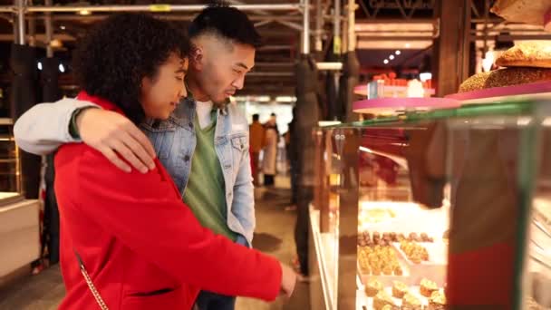 Paar Geht Auf Stadtmarkt Shoppen — Stockvideo