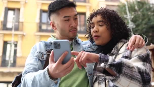 Multiracial Couple Look Smart Phone Talk City — Stock Video