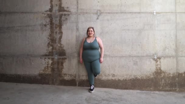 Portret Van Size Bochtige Vrouw Dragen Sportkleding Leunend Muur Lachende — Stockvideo