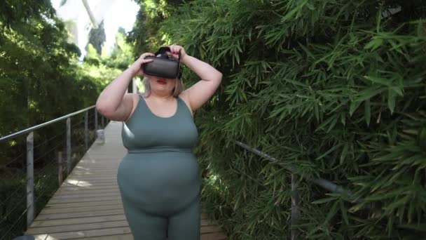 Curvy Woman Athlete Glasses Virtual Reality Simulator — Stock Video