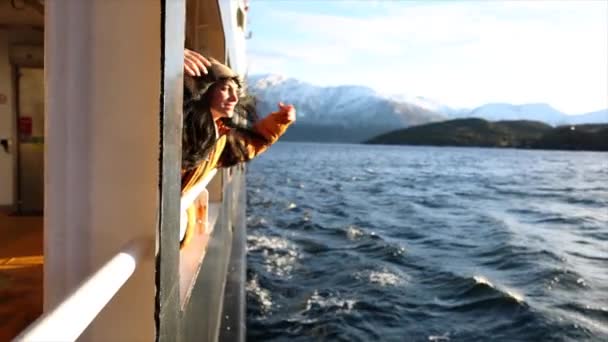 在挪威峡湾 坐在渡船上的女人望着窗外的大海 — 图库视频影像
