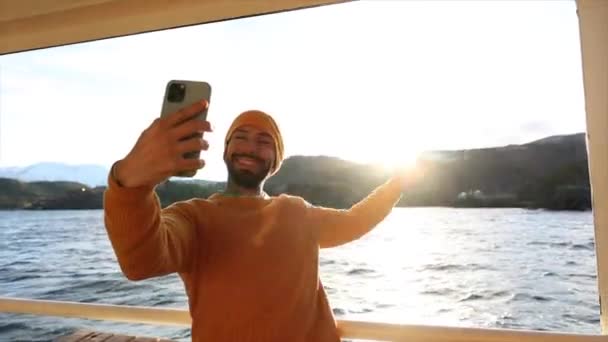 Norveç Feribotta Genç Bir Adam Akıllı Telefonuyla Selfie Çekiyor — Stok video