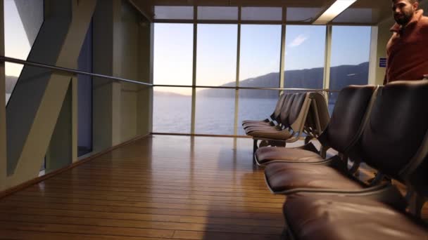 Adam Feribotta Seyahat Ediyor Gemi Yelken Açarken Pencereden Bakıyor Oturuyor — Stok video