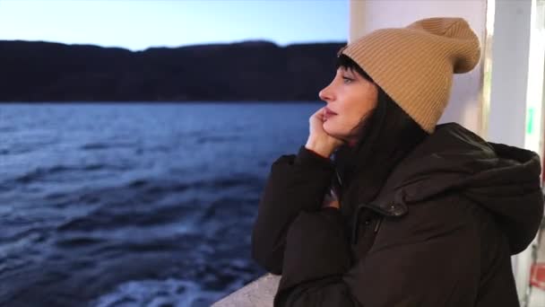 挪威一艘渡船的甲板上的女人 在黄昏时看着大海旅行 — 图库视频影像