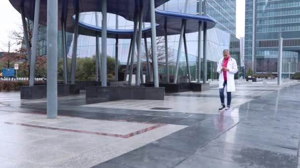 Asistentă Care Rulează Afara Unui Spital Urgență Doctor Timpul Liber — Videoclip de stoc