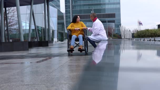 Женщина Врач Оказывает Психологическую Помощь Пациенту Инвалидном Кресле Держа Руки — стоковое видео