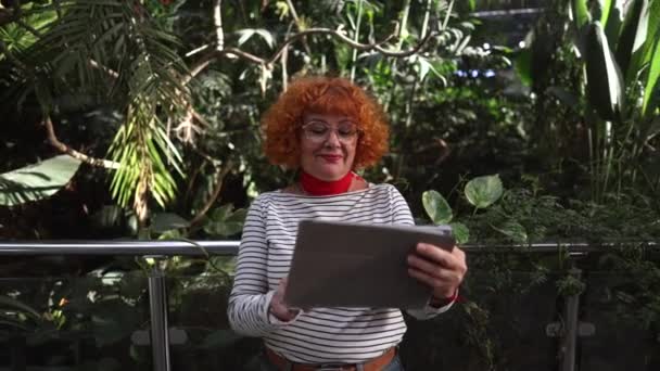 Mujer Madura Jardín Jugando Con Tableta Digital — Vídeo de stock