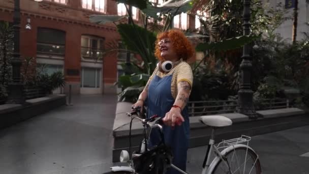 Щаслива Татуйована Руда Жінка Вокзалі Велосипедом Щаслива Заході Сонця — стокове відео