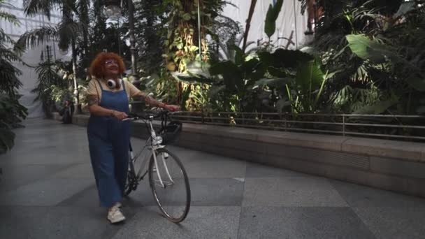 Dövmeli Modern Olgun Bir Kadın Bahçede Bisiklet Sürmekten Mutlu — Stok video