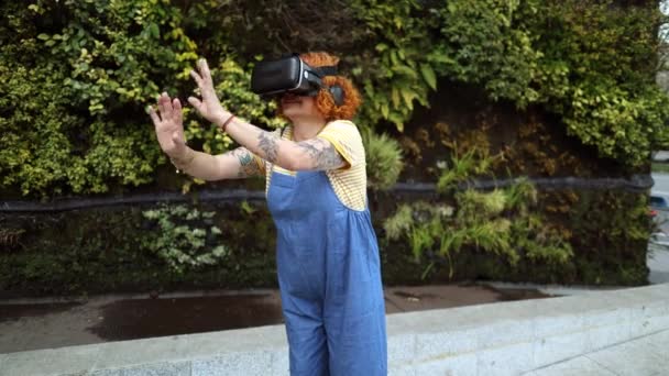 在城市街道上使用现代虚拟现实眼镜的老年妇女 — 图库视频影像