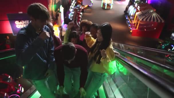 Yürüyen Merdivenlerde Oyun Odasında Bir Grup Çok Irklı Genç Yukarı — Stok video