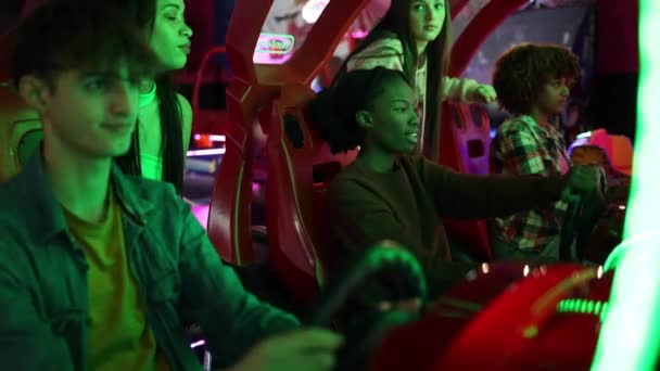 Skupina Multiracial Dospívající Přátelé Pasáži Hraní Auto Hry Volantem — Stock video