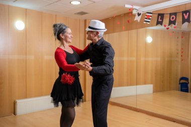 Yaşlı çift huzurevinde dans dersleri veriyor.