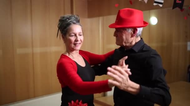 Seniorenpaar Gibt Standardtanzkurse Einem Tanzsaal — Stockvideo