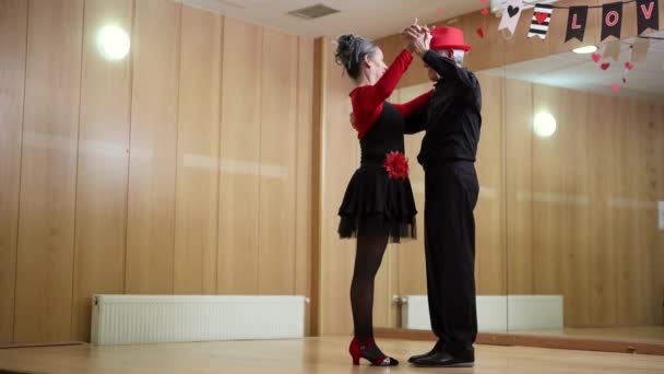 Пожилая Пара Проводит Танцевальные Занятия Центре Престарелых — стоковое видео