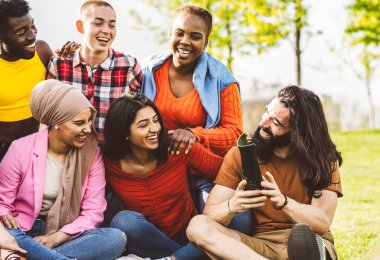 Çok ırklı erkek ve kızlar arka plan ışıklarıyla selfie çekiyorlar. Çok kültürlü gençler için mutlu bir yaşam tarzı arkadaşlık kavramı.