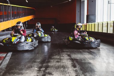 Profesyonel Go-Kart Yarışçıları Yarışa Gidiyor