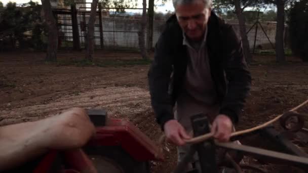 Homem Sênior Com Corda Para Arrancar Árvore Com Trator — Vídeo de Stock