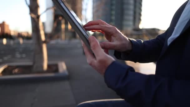 Üzletember Kezeli Digitális Tabletta Lapos Részlet Szabadban — Stock videók