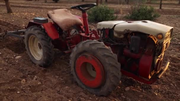 Toma Vídeo Viejo Tractor Pequeño — Vídeo de stock