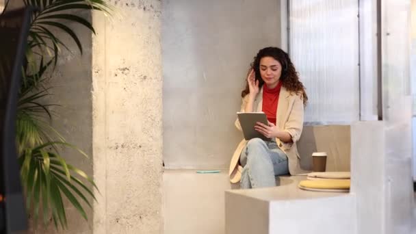 Ung Lockig Kvinna Coworking Dricka Kaffe Och Använda Digital Tablett — Stockvideo