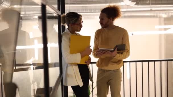 若い同僚 オフィスの廊下でチャットするインターン — ストック動画