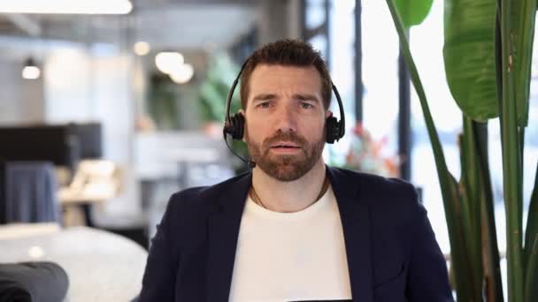 Kulaklıklı Mikrofonlu Bir Adamı Video Görüşmesi Yapıyor Tele Operatör — Stok video