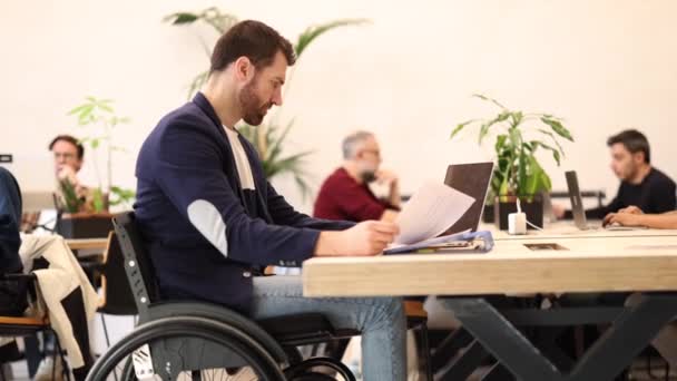 Niepełnosprawny Mężczyzna Wózku Inwalidzkim Pokoju Współpracowników Ludźmi Tle Pracy — Wideo stockowe