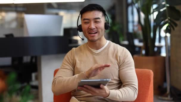 Nternetteki Bir Toplantısında Konuşan Asyalı Adam Kulaklıklar Mikrofonla Görüntülü Konuşma — Stok video