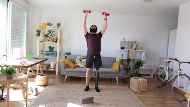 Mann Amputierte Beinprothese Sport Hause Gewichte Hanteln Online Kurse — Stockvideo