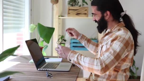 Skäggig Man Hemma Med Laptop Reda Hörlurar Distansarbete Kommunikation Videosamtal — Stockvideo