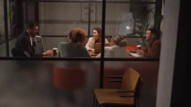 Ofisteki özel bir odada buluşacağız. Çok ırklı insanlardan oluşan bir grup.