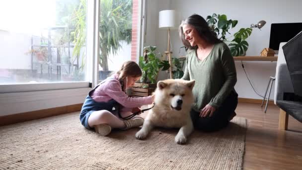 Kleindochter Grootmoeder Met Hond Thuis Spelen Bij Een Dierenarts Luisteren — Stockvideo