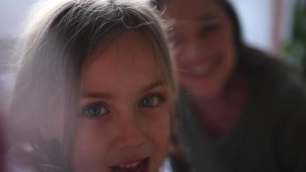 祖母と孫娘が自宅でスマートフォンでソーシャルメディアビデオを録画 — ストック動画