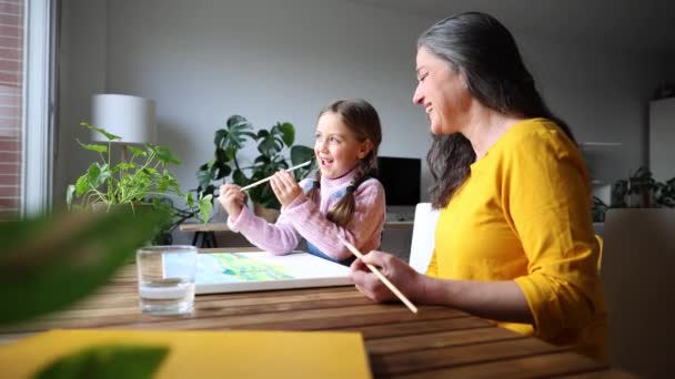 Großmutter Und Enkelin Zeichnen Mit Aquarell Ein Bild Hause Glücklich — Stockvideo
