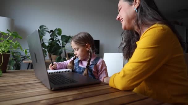 Εγγονή Και Γιαγιά Στο Σπίτι Κάνει Την Εργασία Σημειωματάριο Και — Αρχείο Βίντεο
